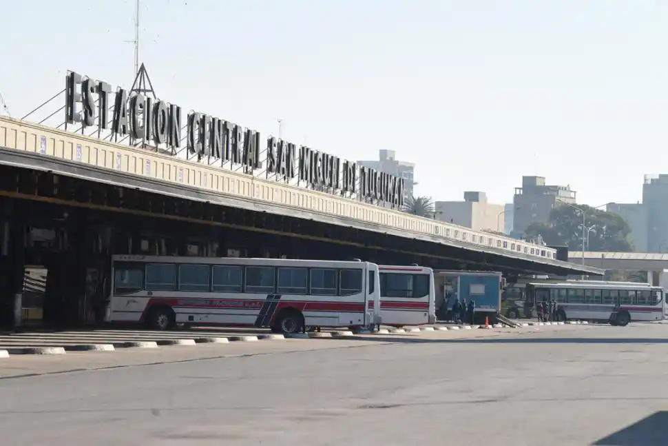 SÓLO ÓMNIBUS INTERURBANOS. Los colectivos de larga distancia desaparecieron; solo se observa el ir y venir de los colectivos que van al interior de la provincia; atrás, el trailer sanitario del Ministerio de Salud. 