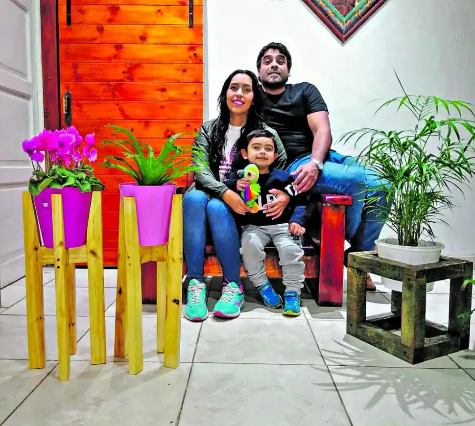 PARA QUE SE LUZCAN. Esteban Massa hizo soportes para las plantas de su familia.