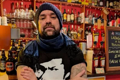 Un motín, dos mujeres y zombis