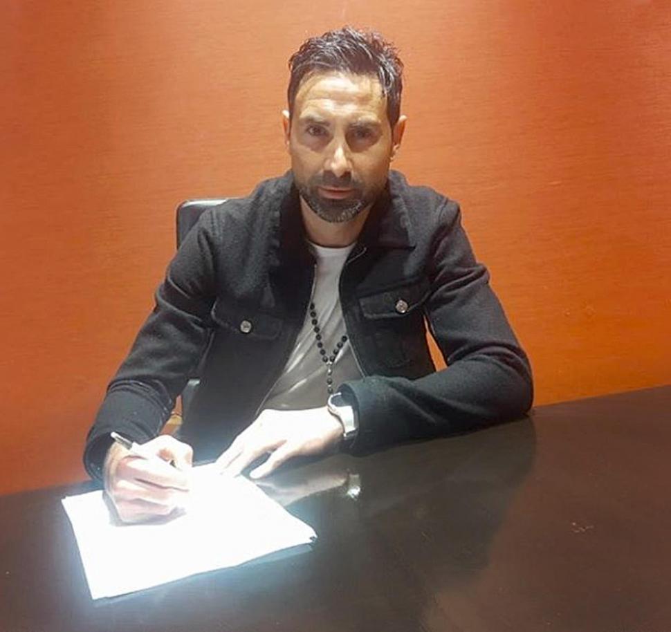 EL MOMENTO EXACTO. Lucchetti firma el nuevo contrato con Atlético. prensa atletico tucuman