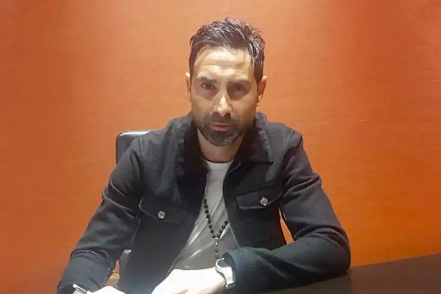 EL MOMENTO EXACTO. Lucchetti firma el nuevo contrato con Atlético. prensa atletico tucuman