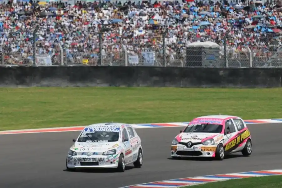 ELLOS Y LA GENTE. El Gol Trend y el Clio toman una curva, ante una multitud. 