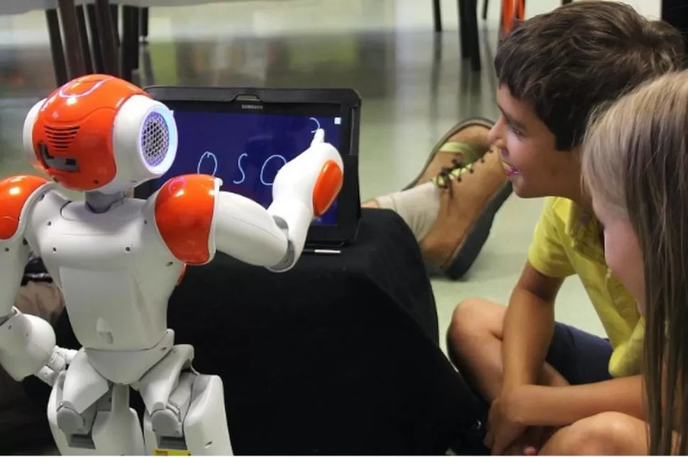 OBJETIVO SOCIAL. Hay robots diseñados para interactuar con las personas. 