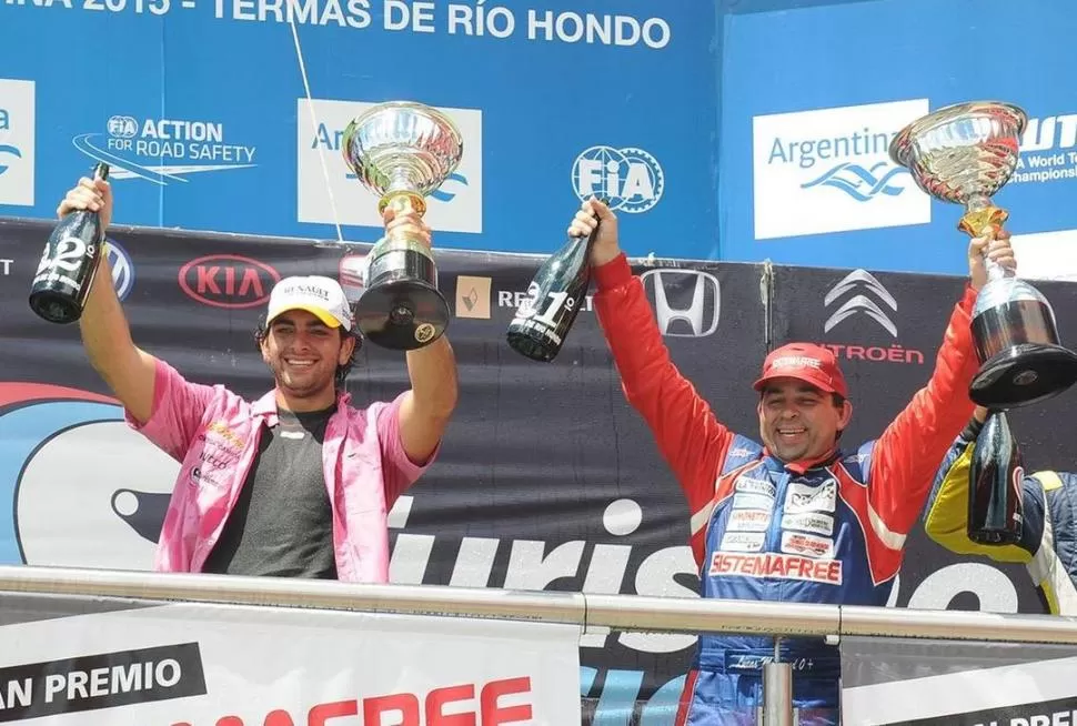 ESE GRAN MOMENTO. “Pabloso” y Lucas desatan el festejo tucumano en el podio de la Clase 2 del Turismo Nacional. 