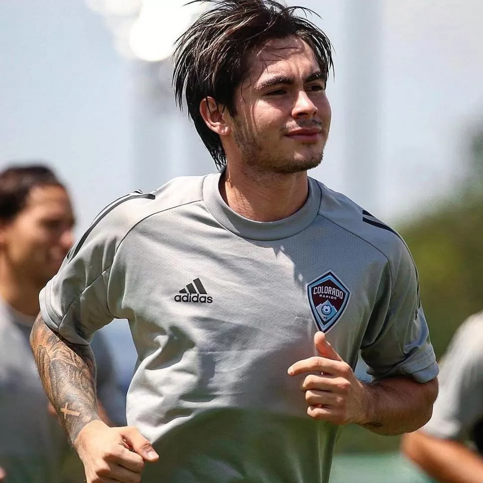NO SE PONE COLORADO... Braian Galván con la ropa oficial de su nuevo club. “Me hicieron sentir importante”, destacó el futbolista tucumano de 19 años. 