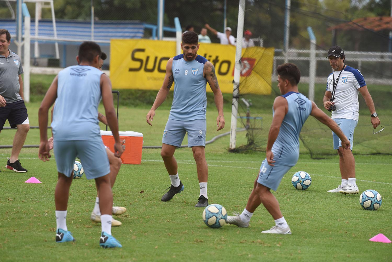 LE SIRVIÓ. Leandro Díaz sufrió varias recaídas de su lesión en la rodilla y este tiempo de suspensión le vino bien para recuperarse. El equipo quiere volver a entrenarse.