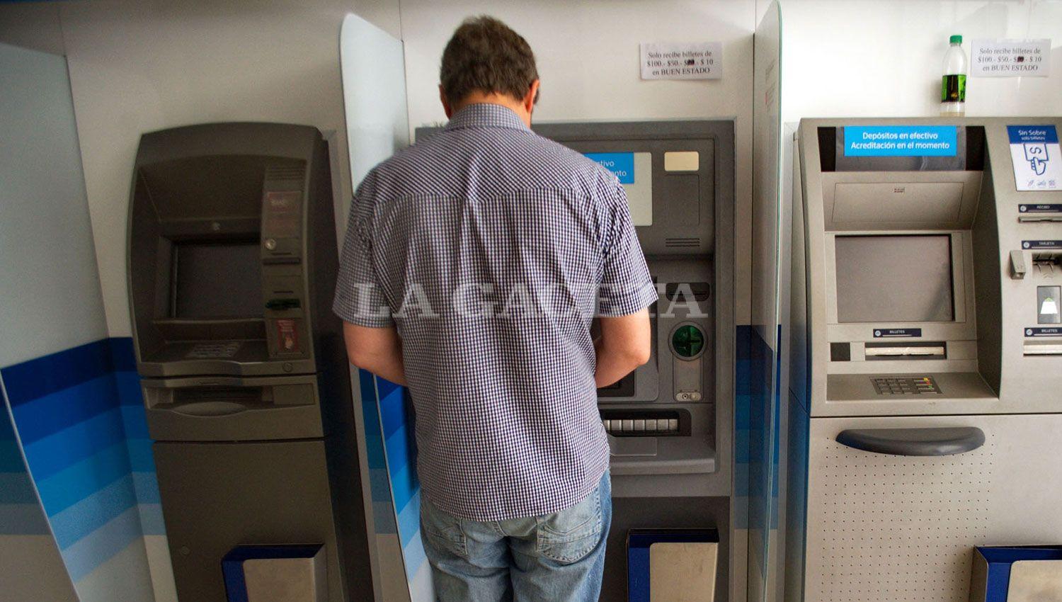 POR CAJEROS. Las operaciones bancarias se multiplicaron a través de los cajeros automáticos y de los homebanking de las entidades, que debieron cerrar sus puertas durante la cuarentena.