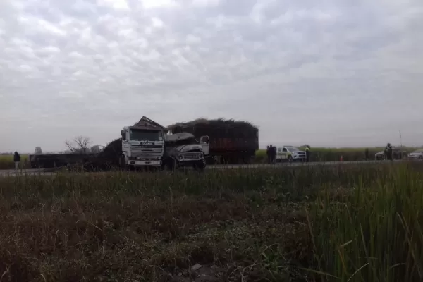 Dos rastras cañeras y un automóvil protagonizaron un terrible choque cerca de Simoca