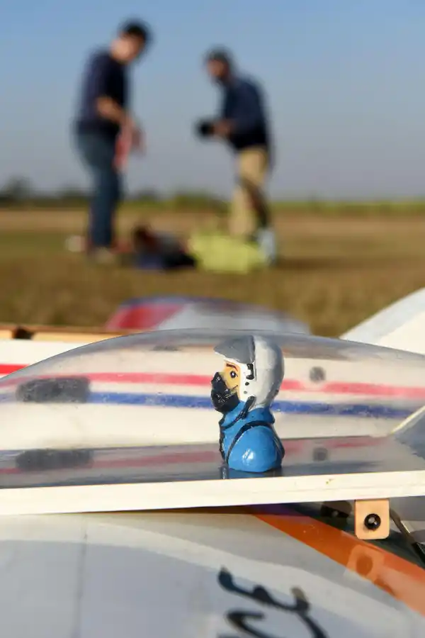 PREPARATIVOS. Un aeromodelista termina sabiendo de mecánica, aerodinámica y electrónica, y cultivando una sólida paciencia.  