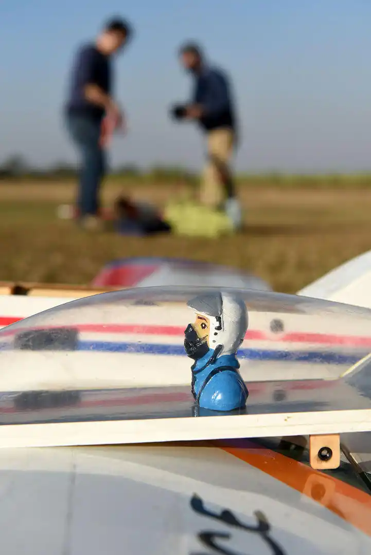 PREPARATIVOS. Un aeromodelista termina sabiendo de mecánica, aerodinámica y electrónica, y cultivando una sólida paciencia.  