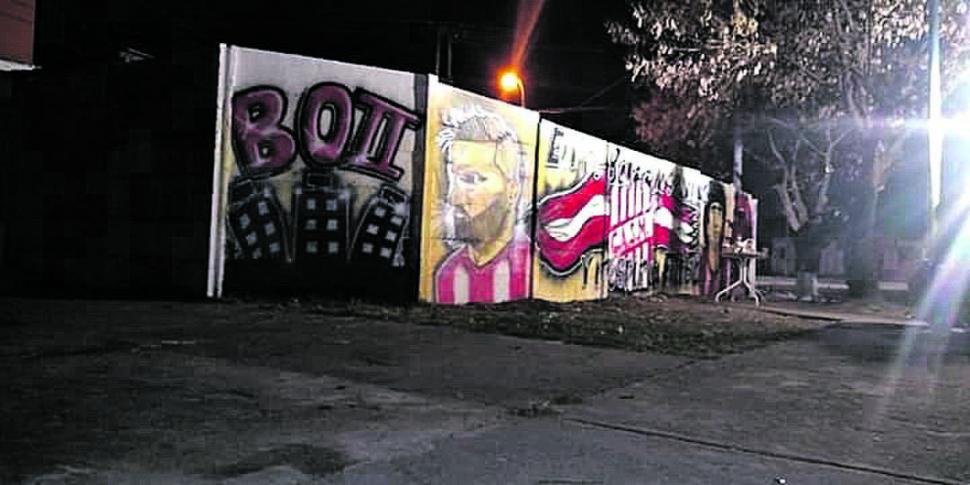 CRACKS “SANTOS”. En el barrio Oeste II, pintaron un mural en el que aparecen Messi y Maradona luciendo la camiseta de San Martín.  