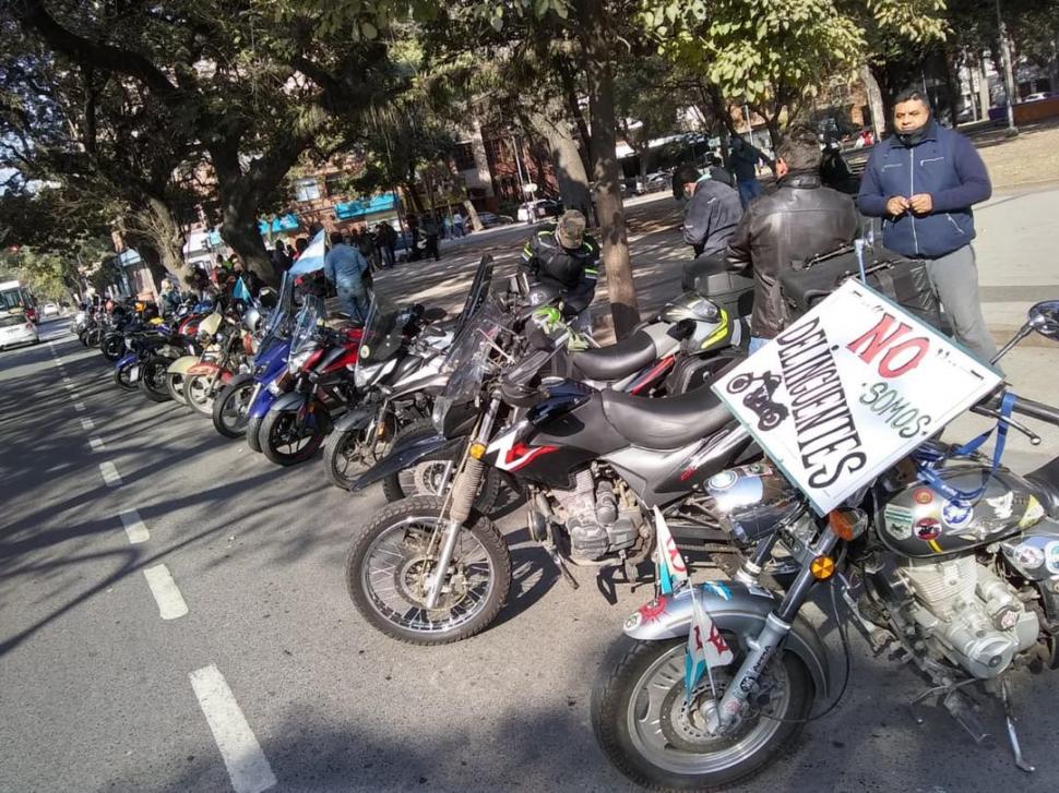 RECLAMO. Los motociclistas se estacionaron en la plaza Independencia. 