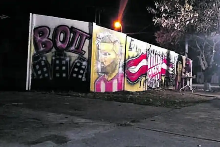 CRACKS “SANTOS”. En el barrio Oeste II, pintaron un mural en el que aparecen Messi y Maradona luciendo la camiseta de San Martín.  