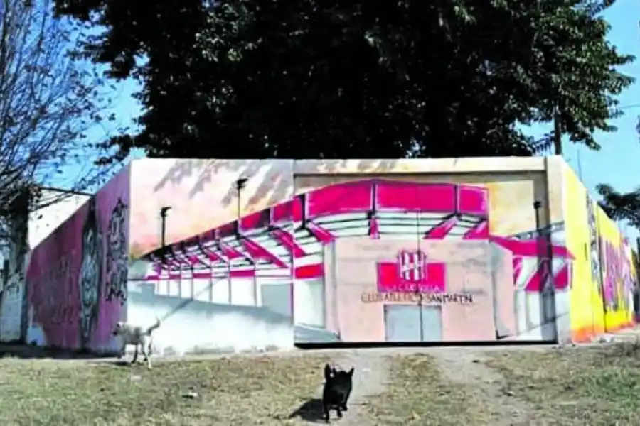 RÉPLICA. En una esquina del barrio Los Pocitos, una casa semeja ser la tradicional esquina de Pellegrini y Bolívar. 