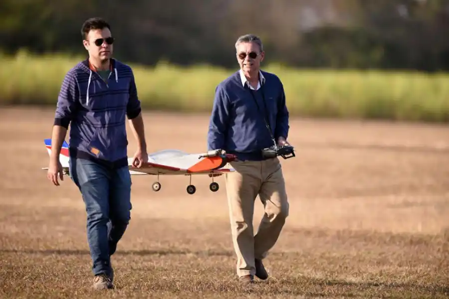 PASIÓN FAMILIAR. Hace casi quince años que Sergio Buteler (h) y su papá, Sergio, comparten el hobby del aeromodelismo.  