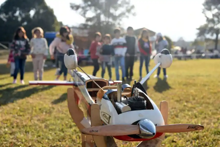 CASI A PUNTO. Con el avión “panza arriba” un grupo de niños observa cómo son los preparativos previos al despegue. 