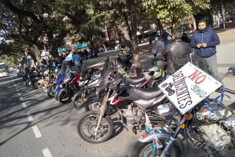 RECLAMO. Los motociclistas se estacionaron en la plaza Independencia. 