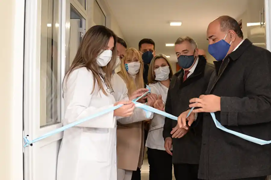 CORTE DE CINTA. El laboratorio quedó formalmente inaugurado por Manzur y su equipo. Foto: Comunicación Pública