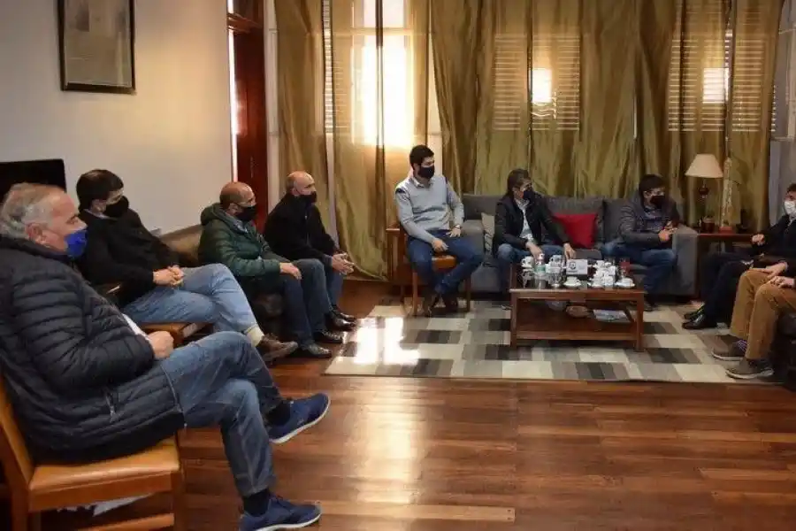 ENCUENTRO. Bussi y dirigentes de su espacio, con el intendente Sánchez. Foto: Twitter.com/ricardobussi