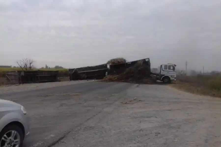 SOBRE LA RUTA. Uno de los camiones quedó atravesado en la carretera. Foto: LG WhatsApp.