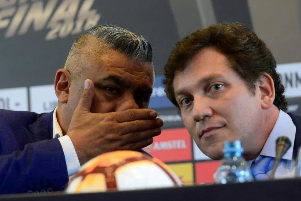 OTROS TIEMPOS. Claudio Tapia le dice algo a Alejandro Domínguez. En la Conmebol nadie escucha al titular de la AFA. 