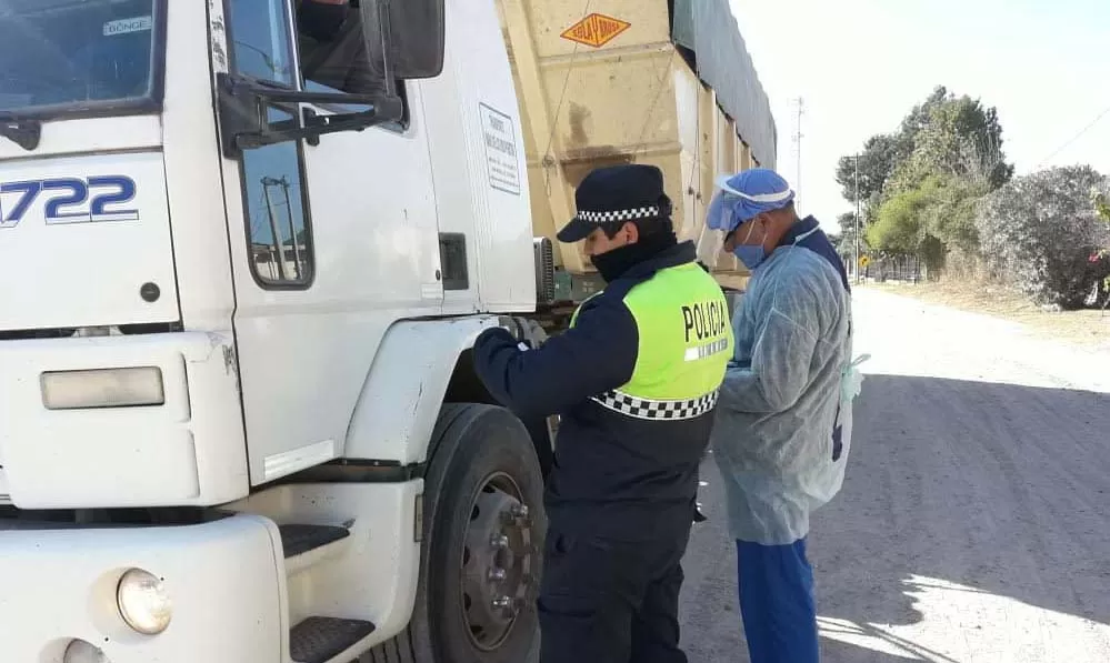CONTROL CAMINERO. Un uniformado pide documentos al camionero. Foto: Ministerio de Salud