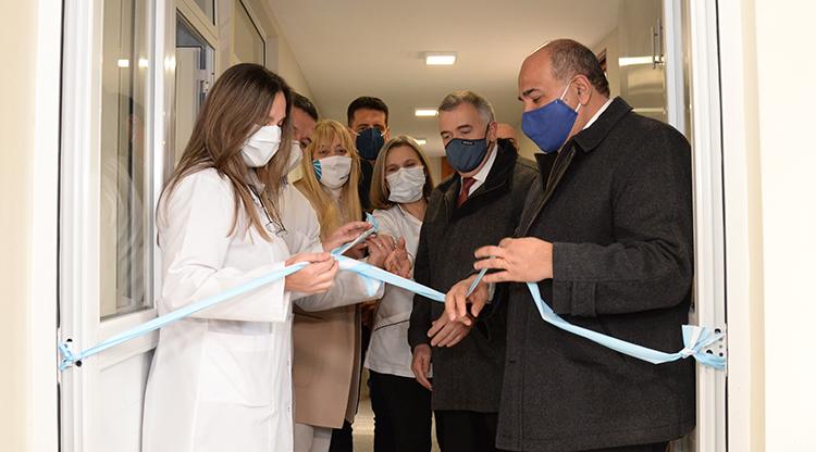 CORTE DE CINTA. El laboratorio quedó formalmente inaugurado por Manzur y su equipo. Foto: Comunicación Pública