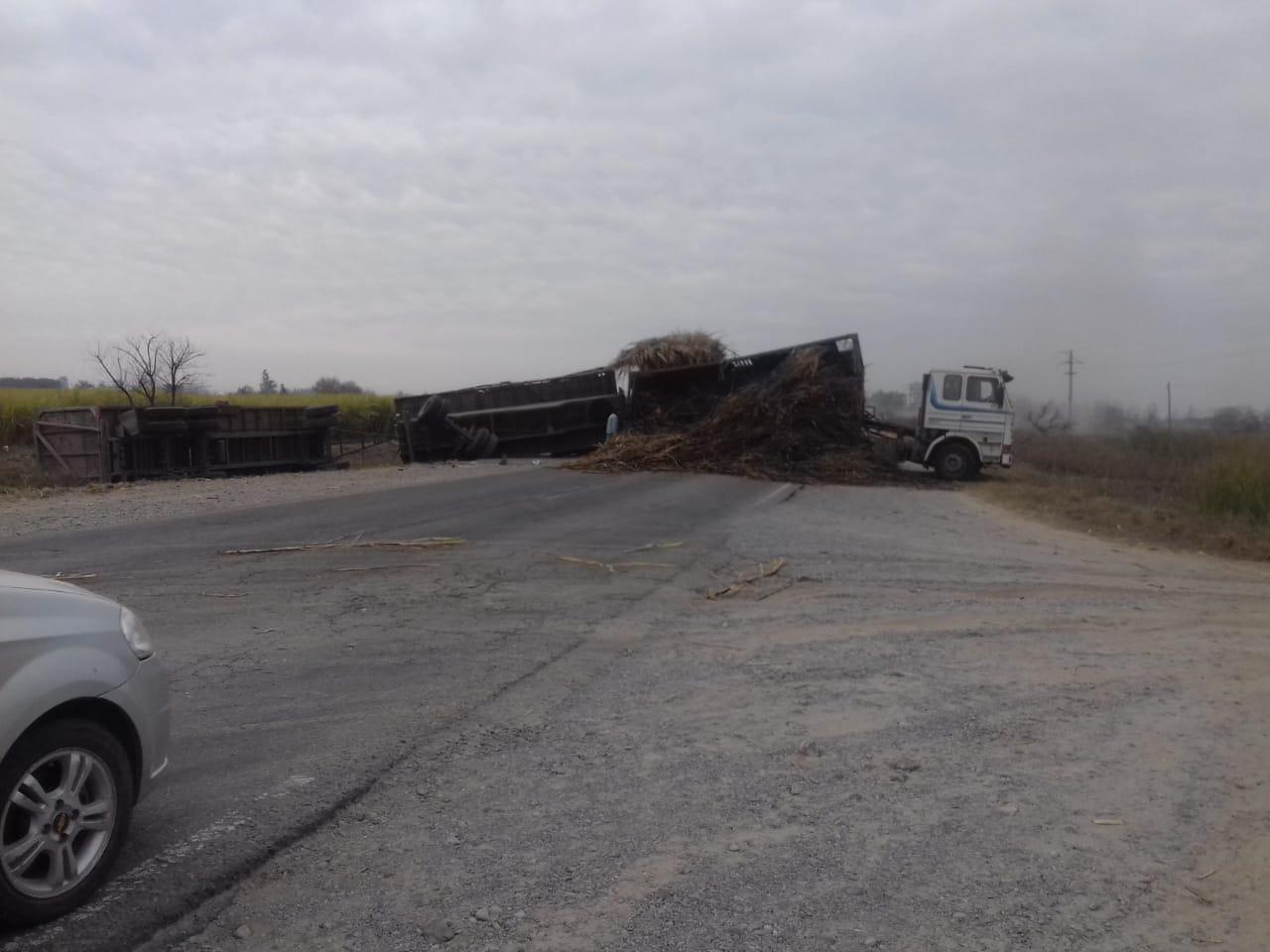 SOBRE LA RUTA. Uno de los camiones quedó atravesado en la carretera. Foto: LG WhatsApp.
