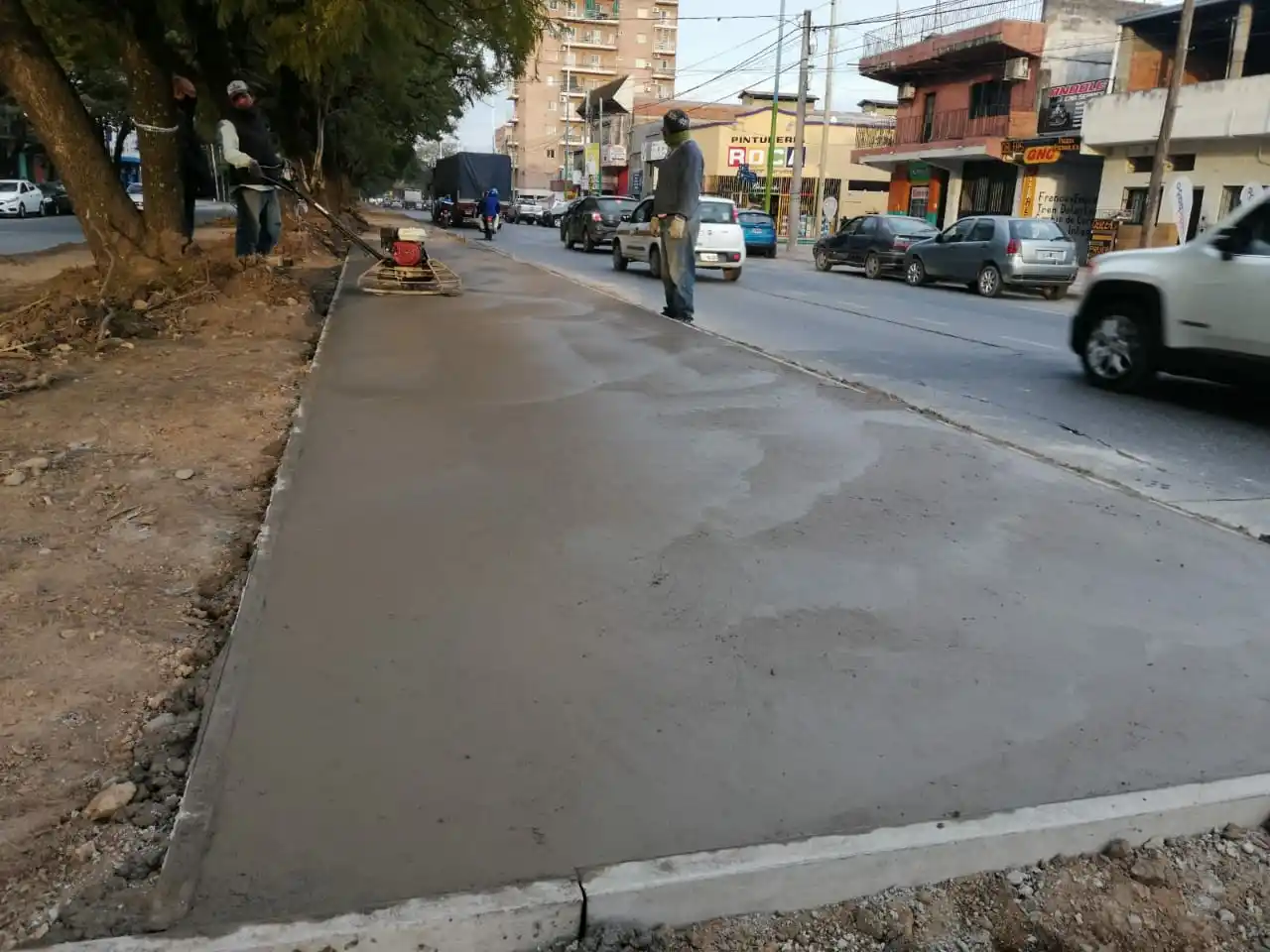 OBREROS TRABAJANDO. Edifican la ciclovía sobre avenida Néstor Kirchner. Foto: Prensa SMT