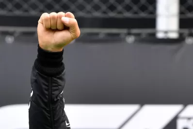 Hamilton, el campeón que gana, levanta el puño derecho y busca cambiar el mundo