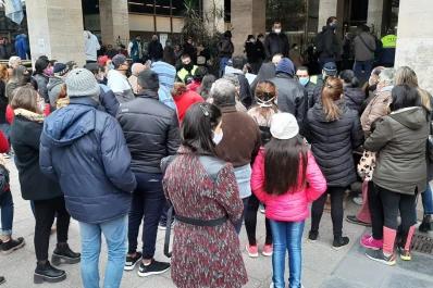 Largas filas y poco distanciamiento frente a los bancos de la city tucumana
