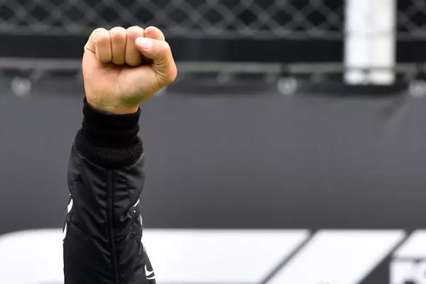 Hamilton, el campeón que gana, levanta el puño derecho y busca cambiar el mundo