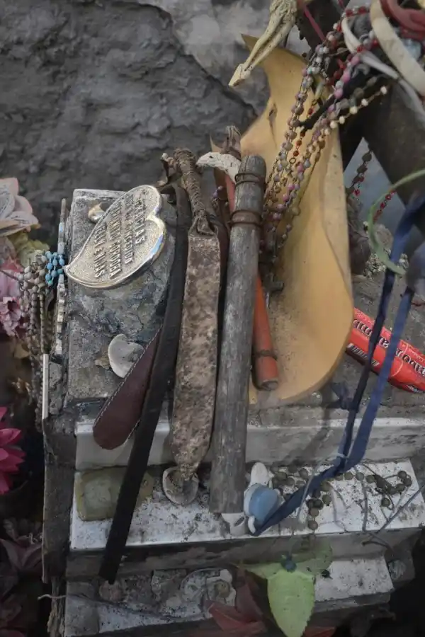 OFRENDAS II. Los látigos y taleros que le dejan al bandolero. 