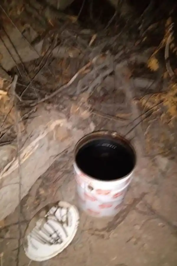 Tachos con aceite hallados en la finca.