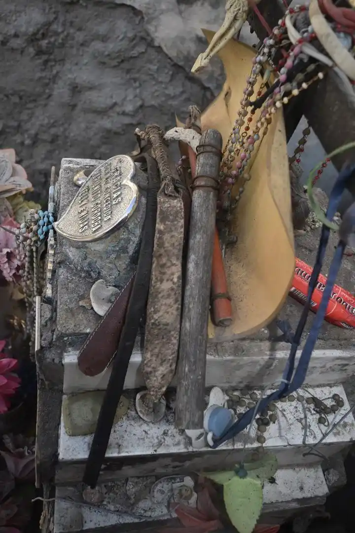 OFRENDAS II. Los látigos y taleros que le dejan al bandolero. 