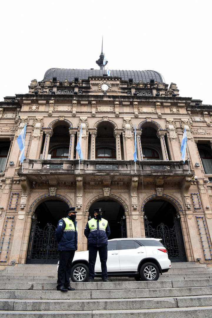ACCESO PRINCIPAL. Dos policías custodian el ingreso al Poder Ejecutivo.  
