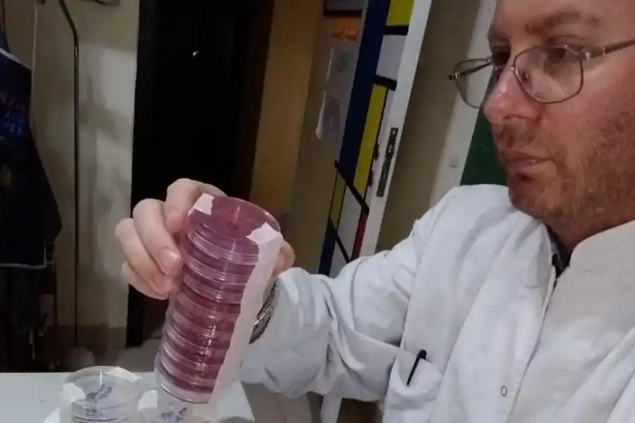 EN EL LABORATORIO. Rubén Oliszewski analiza muestras