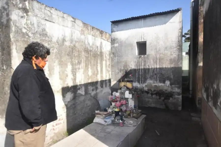 OFRENDA. La tumba de “Marianito” Córdoba en el cementerio.