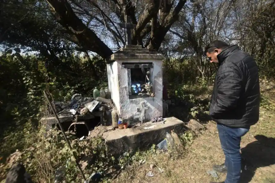 EN MEDIO DEL CAMPO. Los cuadernos depositados en el monumento levantado en Monte Redondo. la gaceta / fotos de osvaldo ripoll 