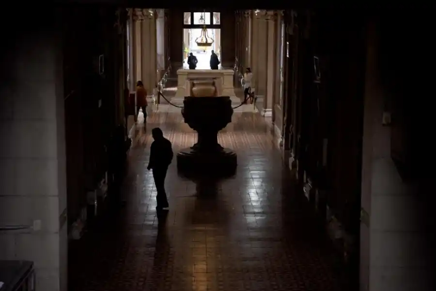 HALL CENTRAL. Movimiento en el área del sepulcro donde descansan los restos del más ilustre de los abogados tucumanos, J. B. Alberdi (1810-1884). la gaceta / foto de josé nuno