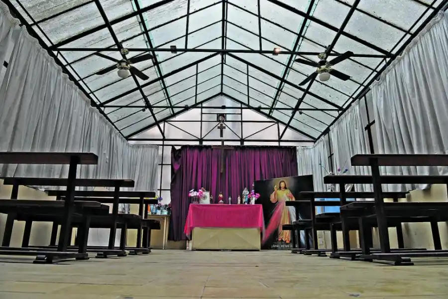 CAPILLA. El oratorio vacío aguarda la llegada de los creyentes.  