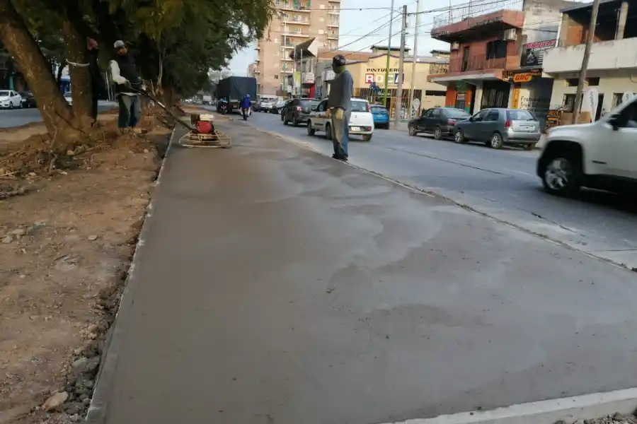 OBREROS TRABAJANDO. Edifican la ciclovía sobre avenida Néstor Kirchner. Foto: Prensa SMT