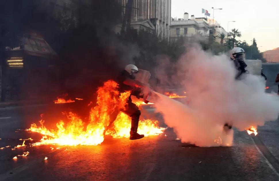 TENSIONES. El gobierno griego intenta sin éxito regular las protestas. Reuters