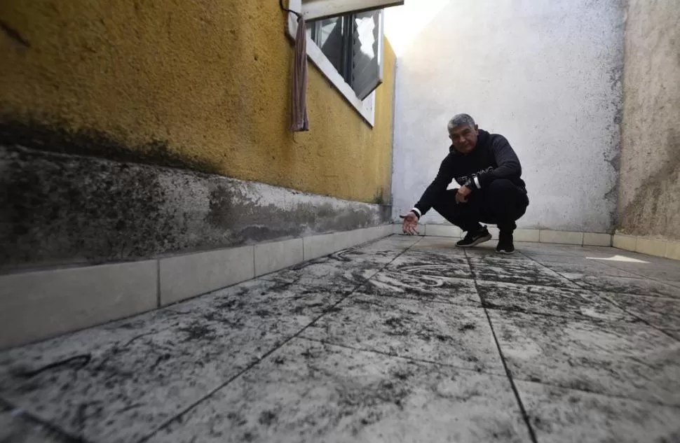 MARCA DE HOLLÍN. Un vecino del sur muestra el sedimento negro que cayó en su patio. la gaceta / fotos de Osvaldo Ripoll