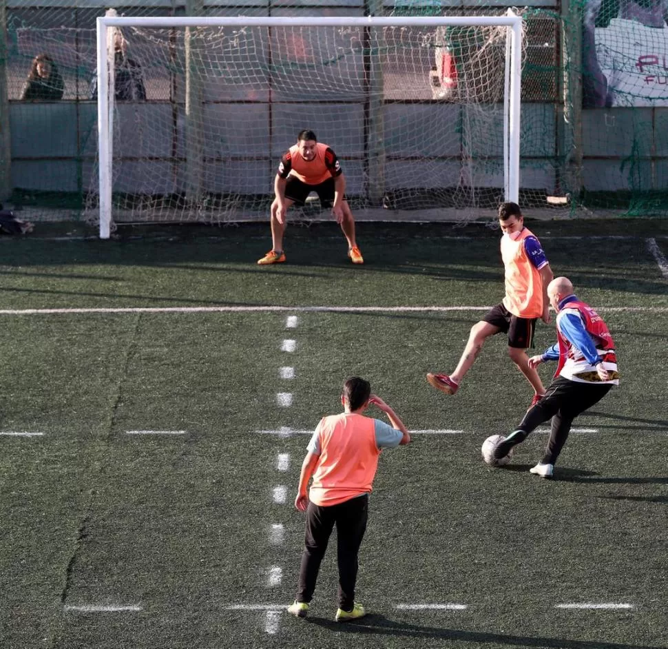 TODOS. Actividades, como el fútbol 5, también participan.