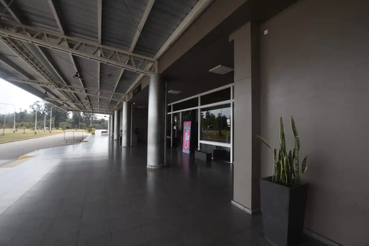 Sin pasajero ni movimiento comercial.