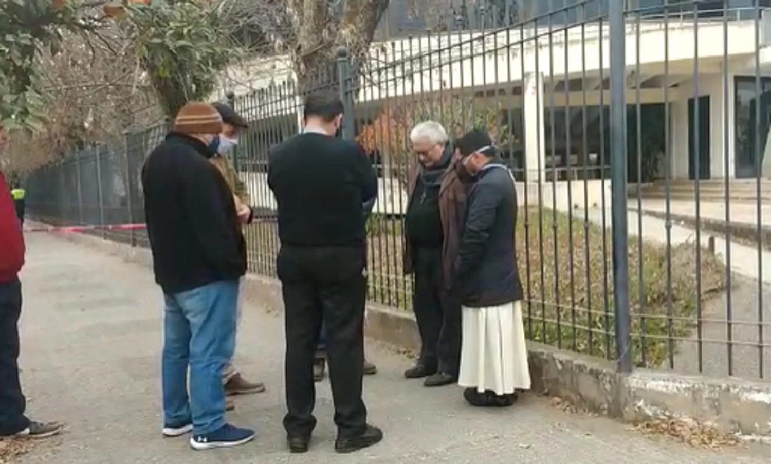 Monseñor Carlos Sánchez llegó al lugar del hecho y rezó con un grupo de personas. 
