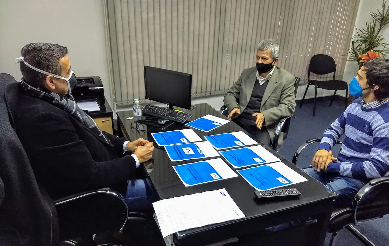 REUNIÓN. Semrik (a la izquierda de la imagen), en diálogo con las autoridades de la Cámara de Discotecas de Tucumán.