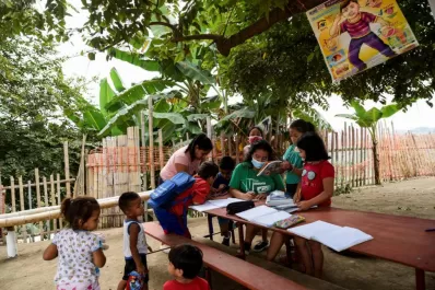 La escuela a la sombra de un árbol tropical