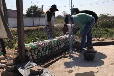 Iniciativa: edifican una casa con materiales reciclados para una mujer y su bebé